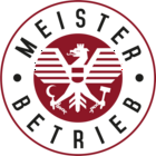 Rundes Gütesiegel „Meisterbetrieb“ mit stilisiertem Adler in Rot und Werkzeug-Symbolen.