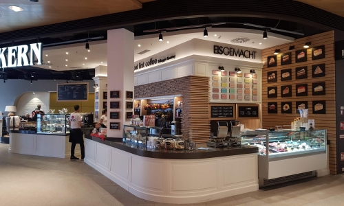 Eine einladende Gastronomiefläche in der Shoppingmall.