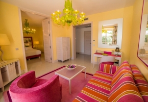 Ein modernes Hotelzimmer mit zweit Zimmern in freundlichen Farben.