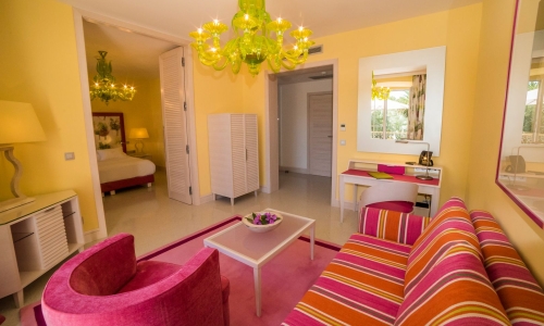 Ein modernes Hotelzimmer mit zweit Zimmern in freundlichen Farben.