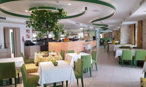 Elegantes Abendrestaurant mit grünen Stühlen.