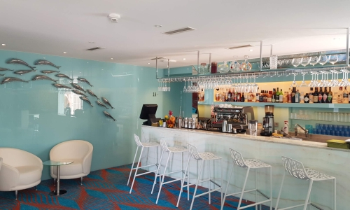 Eine Cocktailbar mit Blautönen und Meeresthema.