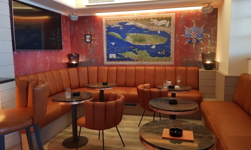 Ein angenehm gemütliches Café mit Ledermöbeln.